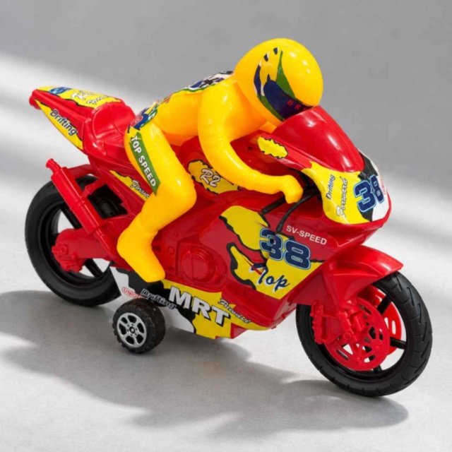 Motocicletă de curse cu pilot și roți ajutătoare