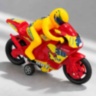 Motocicletă de curse cu pilot și roți ajutătoare