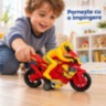 Motocicletă de curse cu pilot și roți ajutătoare