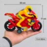 Motocicletă de curse cu pilot și roți ajutătoare