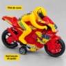 Motocicletă de curse cu pilot și roți ajutătoare