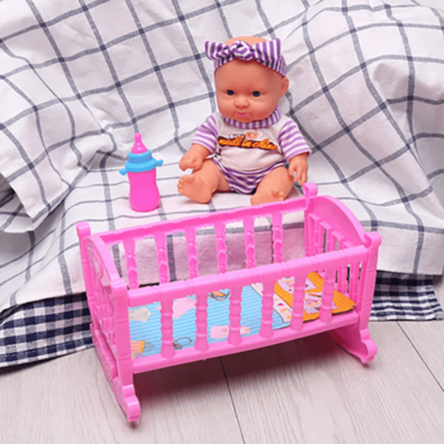 Păpușă Bebeluș cu Pătuț Roz și Biberon (culoare aleatorie)