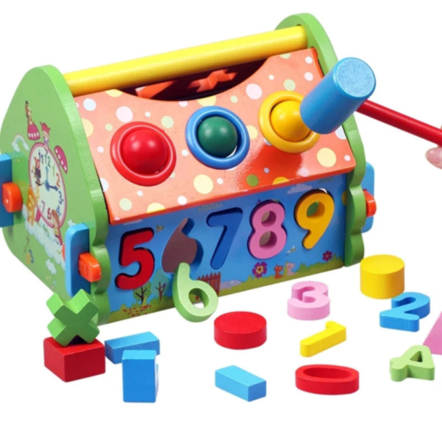 Căsuță interactivă educativă cu ciocan și forme geometrice