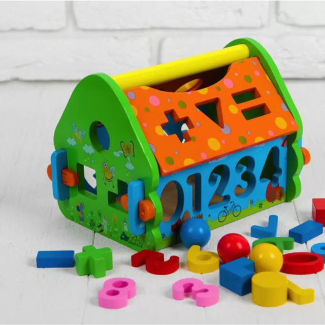 Căsuță interactivă educativă cu ciocan și forme geometrice