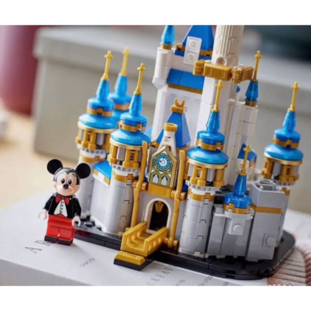 Castelul Disney de construcție cu figurina Mickey Mouse