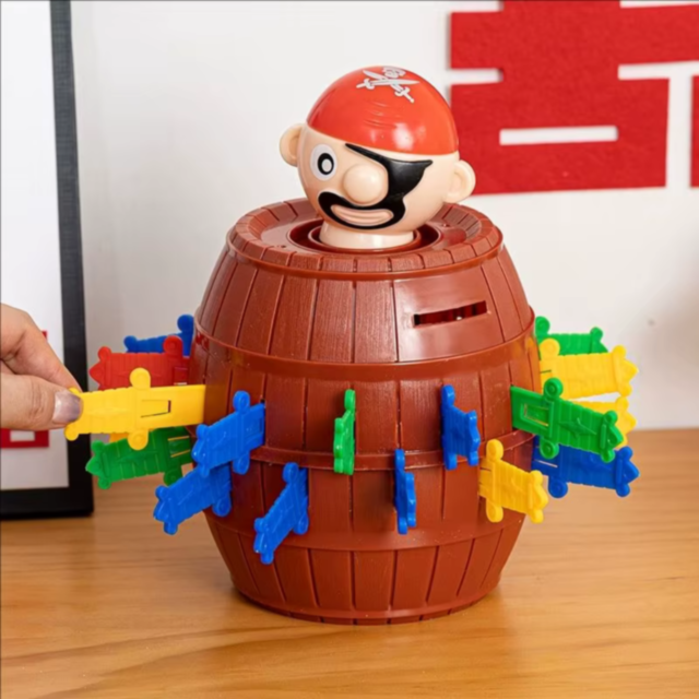 Joc Interactiv Pop-Up cu Pirat în Butoi și Săbii Colorate