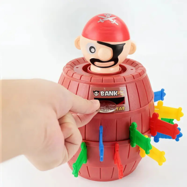 Joc Interactiv Pop-Up cu Pirat în Butoi și Săbii Colorate