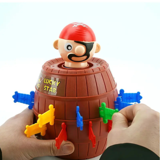 Joc Interactiv Pop-Up cu Pirat în Butoi și Săbii Colorate