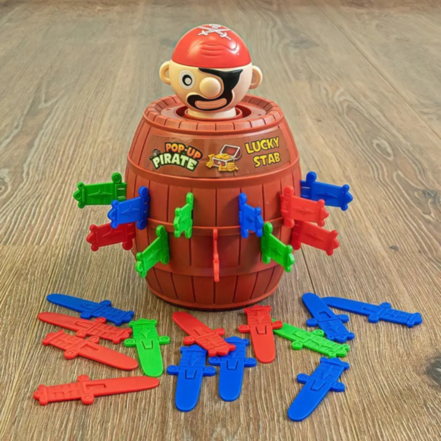 Joc Interactiv Pop-Up cu Pirat în Butoi și Săbii Colorate