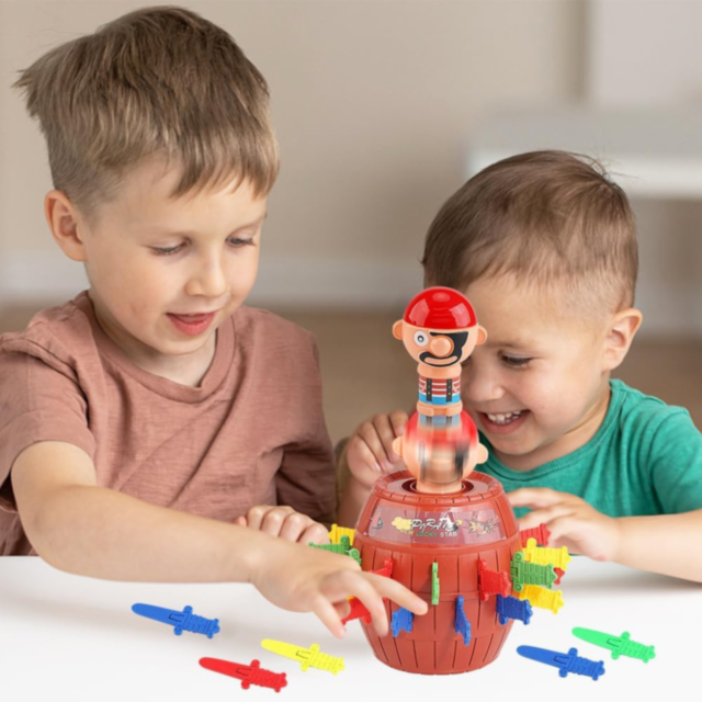 Joc Interactiv Pop-Up cu Pirat în Butoi și Săbii Colorate