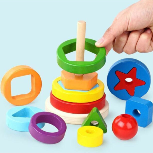 Turn Montessori din Lemn cu Forme Geometrice și Inele Colorate – Joc Educativ 2 în 1