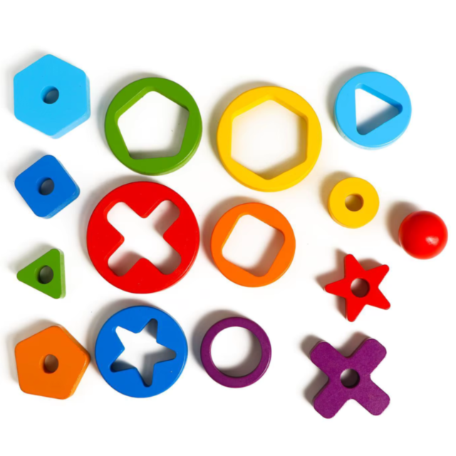 Turn Montessori din Lemn cu Forme Geometrice și Inele Colorate – Joc Educativ 2 în 1