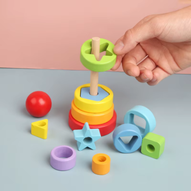 Turn Montessori din Lemn cu Forme Geometrice și Inele Colorate – Joc Educativ 2 în 1