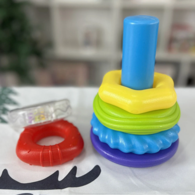 Piramidă cu inele colorate și texturi combinate