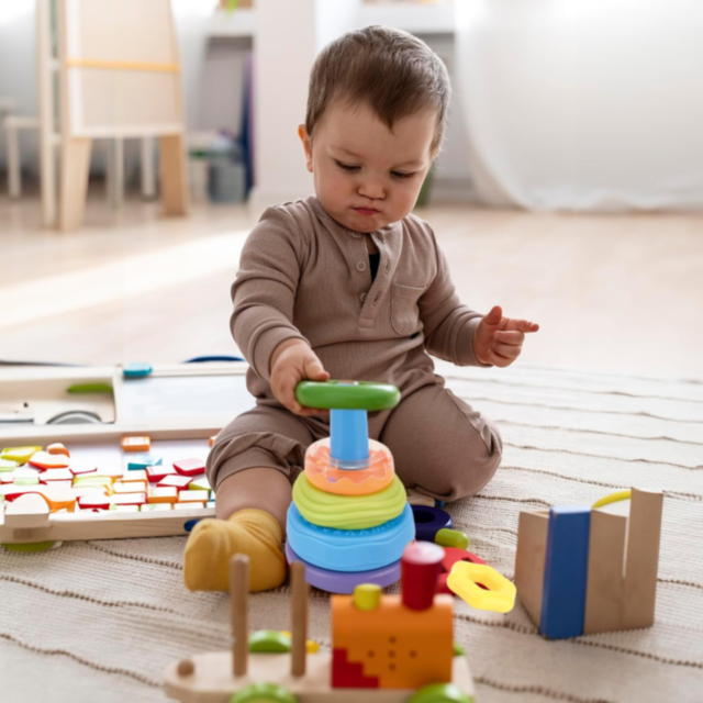 Piramidă cu inele colorate și texturi combinate