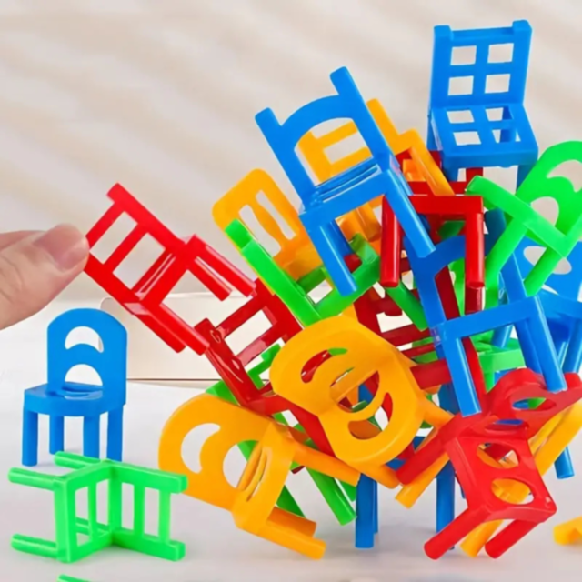 Joc de Echilibru și Îndemânare cu Scaune Colorate – 60 Piese