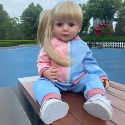 Păpușă Reborn cu Trening Roz-Albastru – 55 cm | image