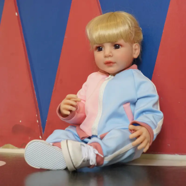 Păpușă Reborn cu Trening Roz-Albastru – 55 cm