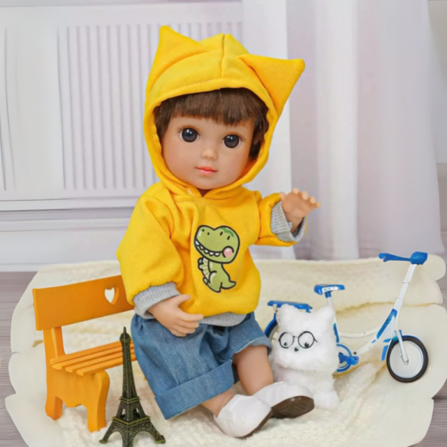Păpușă Băiețel Chimi Doll 38 cm cu Hanorac Galben și Articulații Mobile