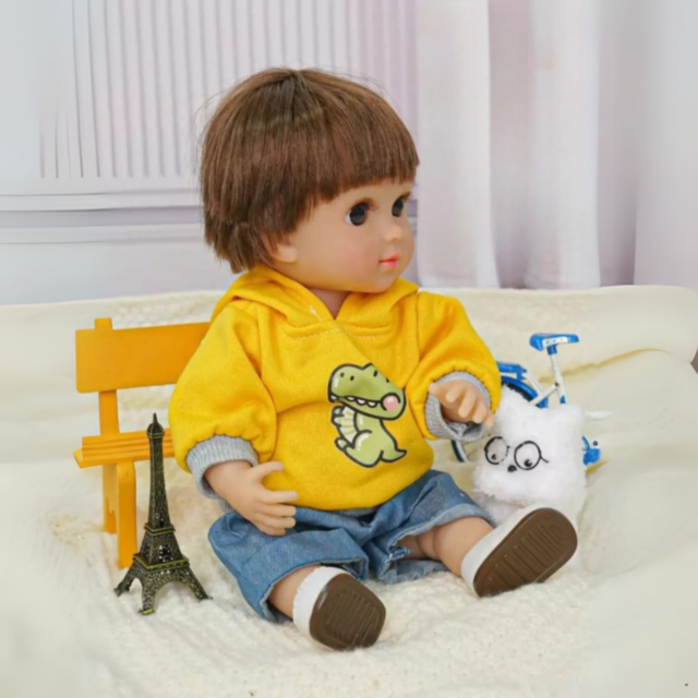 Păpușă Băiețel Chimi Doll 38 cm cu Hanorac Galben și Articulații Mobile