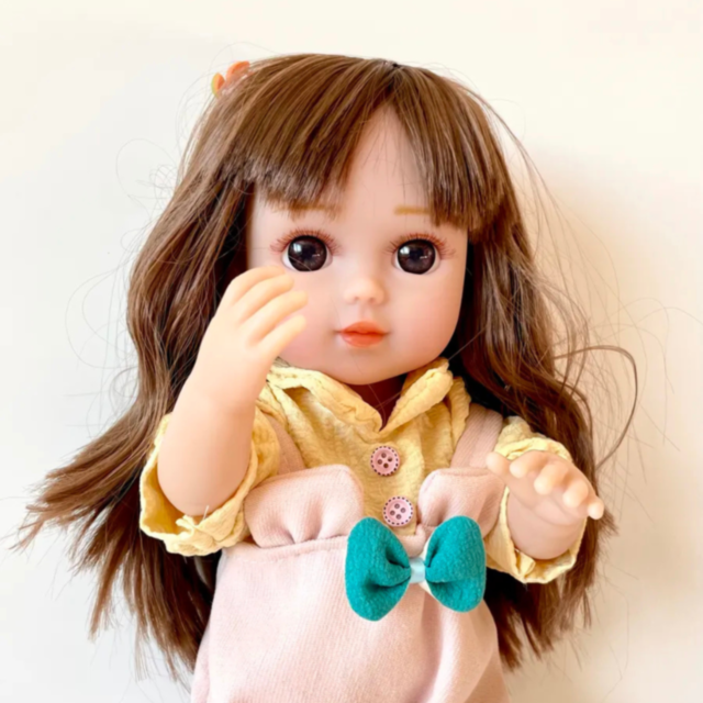 Păpușă Chimi Doll 38 cm cu Salopetă Roz și Păr Lung, Corp Moale din Vinil