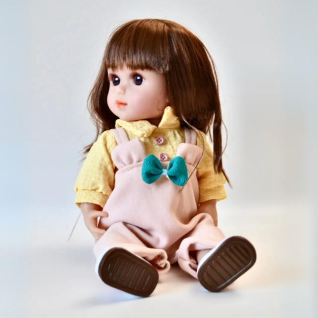 Păpușă Chimi Doll 38 cm cu Salopetă Roz și Păr Lung, Corp Moale din Vinil
