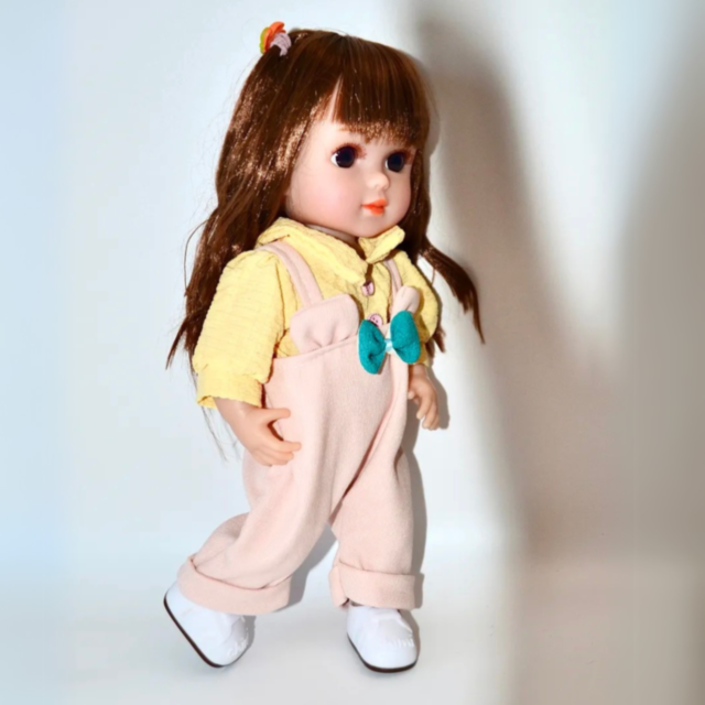 Păpușă Chimi Doll 38 cm cu Salopetă Roz și Păr Lung, Corp Moale din Vinil