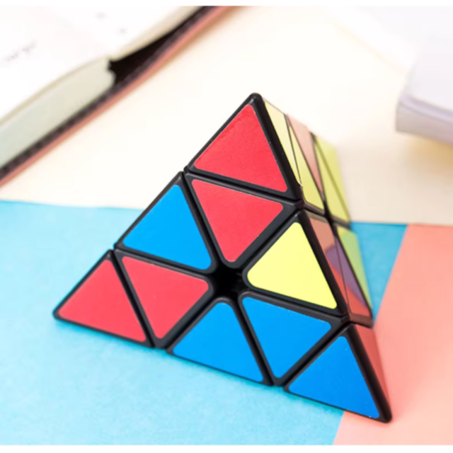 Piramidă puzzle magică colorată