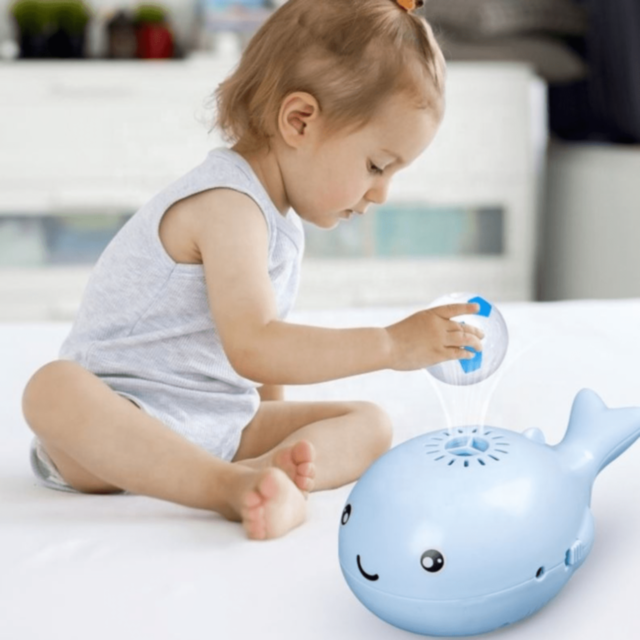 Balena Magică cu Mingiuță Plutitoare pentru Copii (culoare aleatorie)