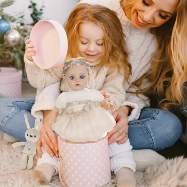 Păpușă Reborn Interactivă Blondă cu Rochie Albă și Voce – 35 cm 