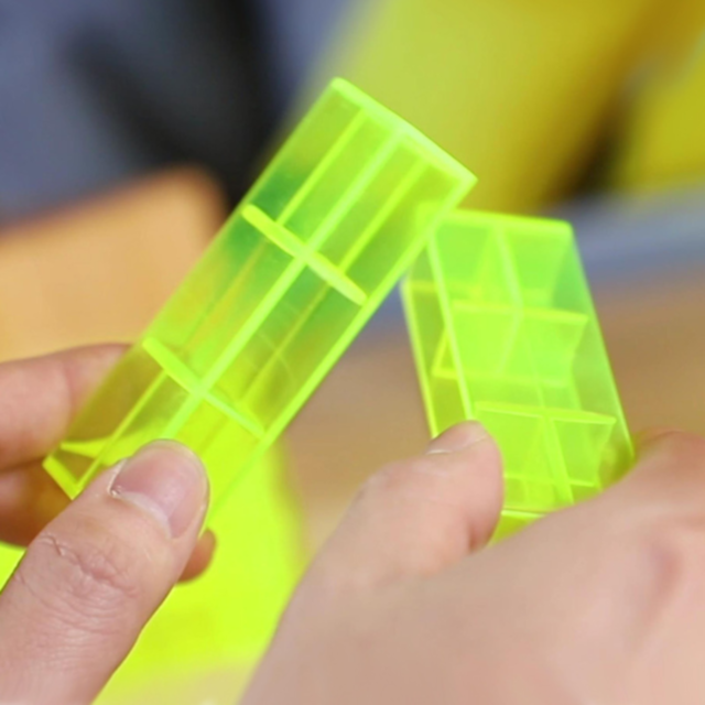 Turn de Echilibru cu Pensetă Vibrantă - Joc de Îndemânare și Distracție