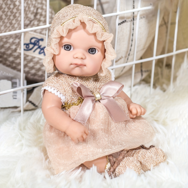 Păpușă Bebeluș Realistă cu Rochiță Elegantă și Bonetă