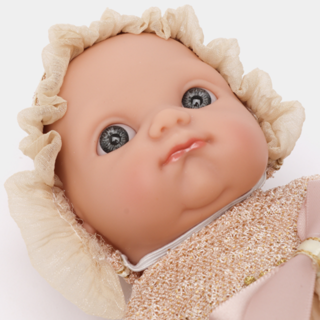 Păpușă Bebeluș Realistă cu Rochiță Elegantă și Bonetă