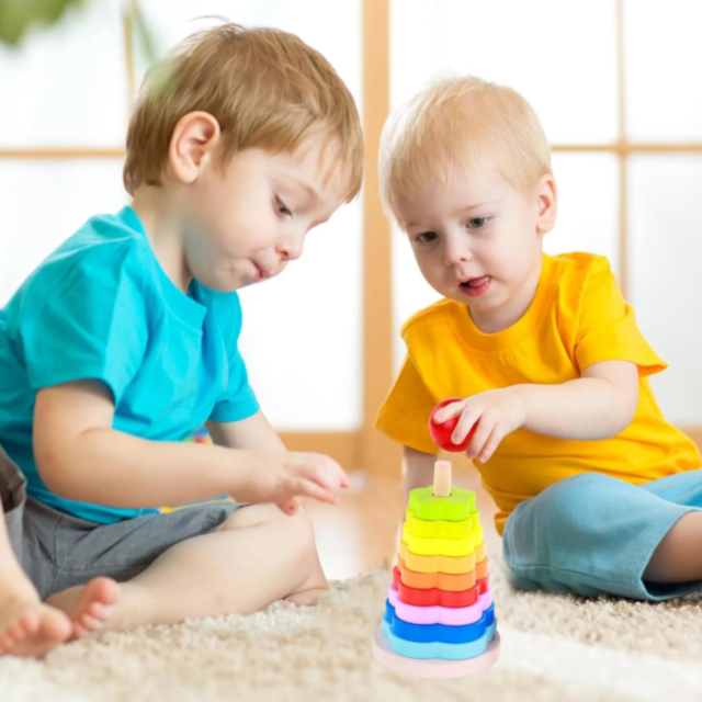 Stivuitor Montessori din Lemn cu Inele Colorate