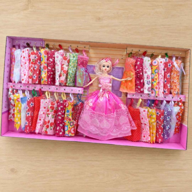 Set păpușă cu 36 de rochițe de schimb