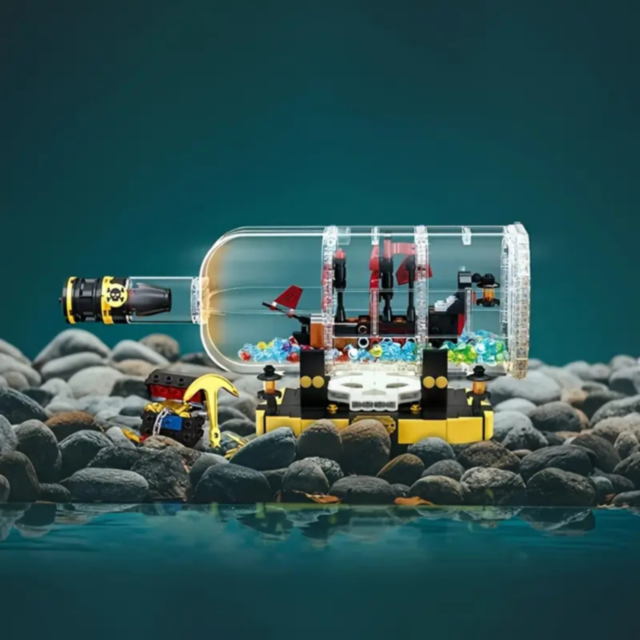 Corabie de Pirați în Sticlă cu LED – Set de Construcție Creativ pentru Copii, 852 piese