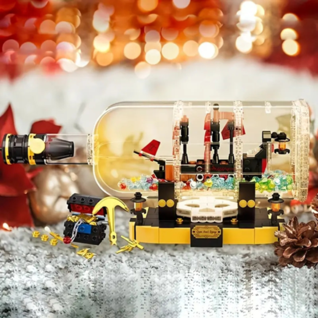 Corabie de Pirați în Sticlă cu LED – Set de Construcție Creativ pentru Copii, 852 piese