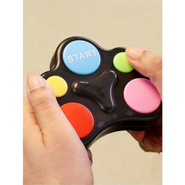 Joc electronic de memorie cu butoane luminoase