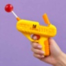 Pistol de jucărie cu acadea retractabilă și două accesorii