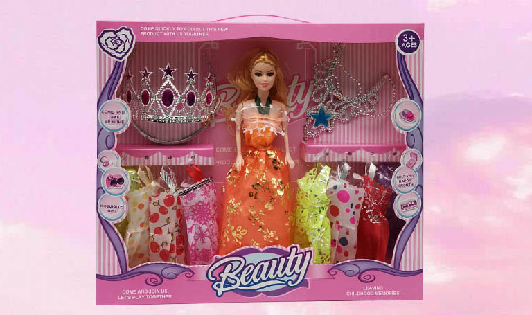 Barbie cu 6 Ținute, Diademă și Pandativ