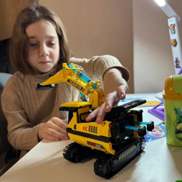 Excavator Hidraulic de Asamblat – 578 Piese, Macara STEM cu Mișcări Reale 