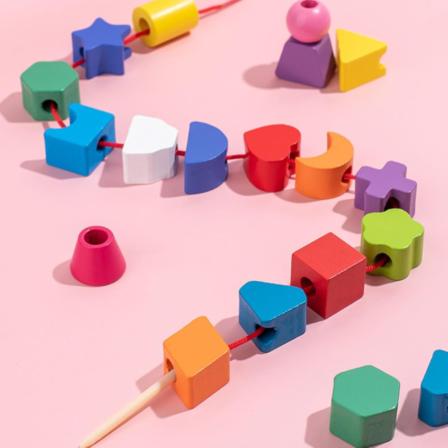 Set de Coloane Colorate cu Forme Geometrice și Activități Interactive