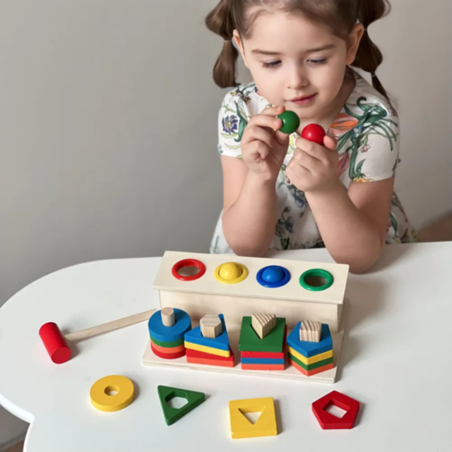 Sortator Montessori din Lemn cu Ciocănel și Forme Geometrice