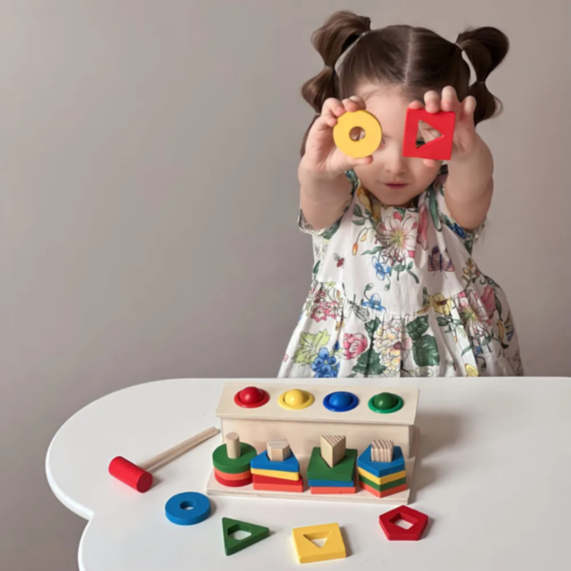 Sortator Montessori din Lemn cu Ciocănel și Forme Geometrice