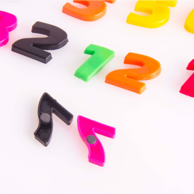 Set de litere magnetice majuscule - 26 piese colorate