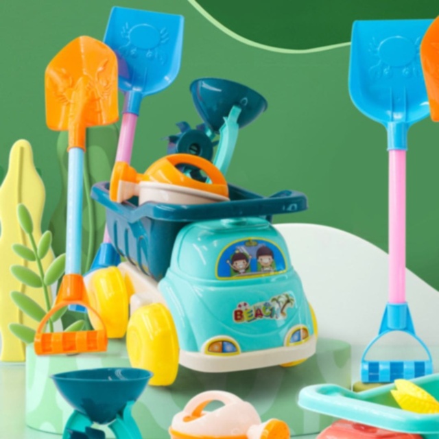 Camion Jucărie cu Lopeți, Stropitoare și Forme de Nisip (culoare aleatorie)
