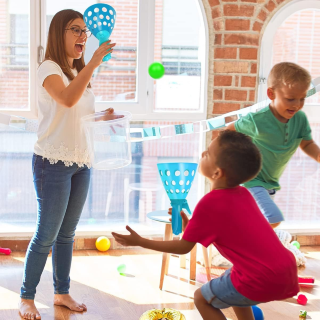 Set Joc Interactiv cu Coșuri de Prindere și Mingi Colorate (culoare aleatorie)