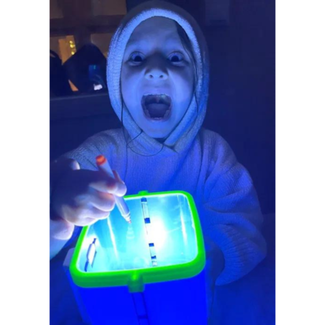 Proiector 3D creativ cu markere și șabloane spațiale