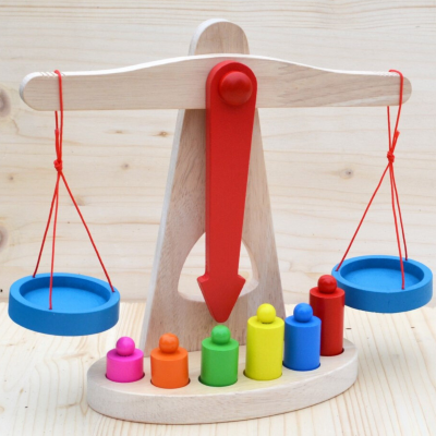 Balanță din lemn cu greutăți colorate | image
