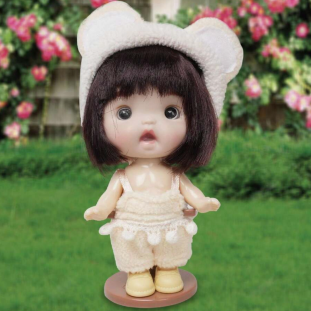 Păpușă Bebe Fetiță cu Căciuliță Urechi și Hăinuțe Pufoase | Jucărie de Colecție și Cadou Adorabil